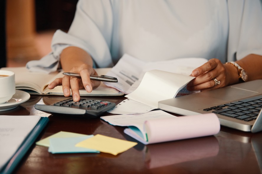 Documento fiscal e calculadora representando Simples Nacional 2027