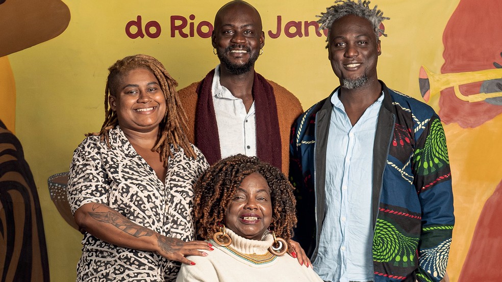RESGATE - Dida Nascimento e os filhos, Stefani, Matheus (ao centro) e Thiago fizeram do Dida Bar & Restaurante um espaço de Valorização da cultura africana — Foto: Lipe Borges