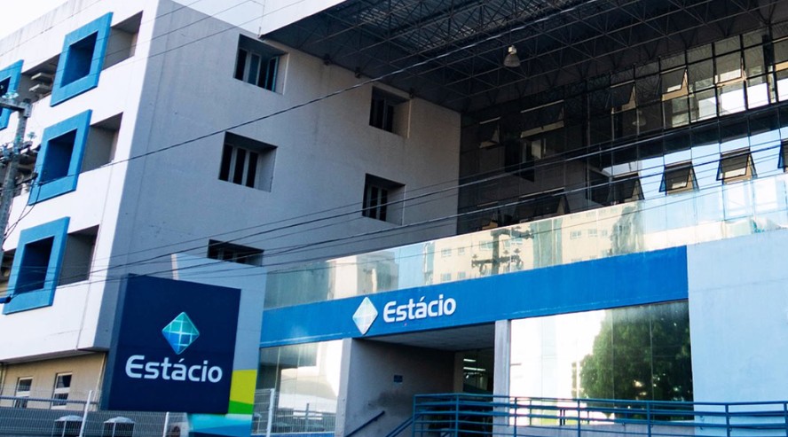 Fachada de unidade da Estácio, parte da Yduqs