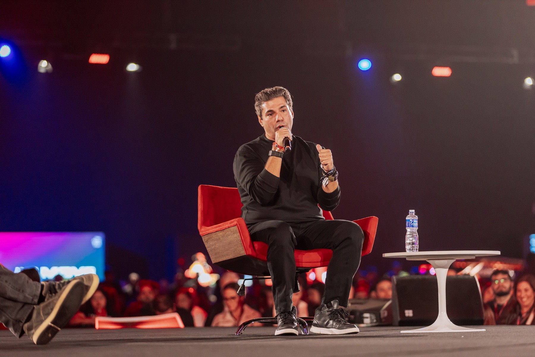 Painel de discussão sobre liderança no iFood Move 2026 reunindo chefs e empreendedores