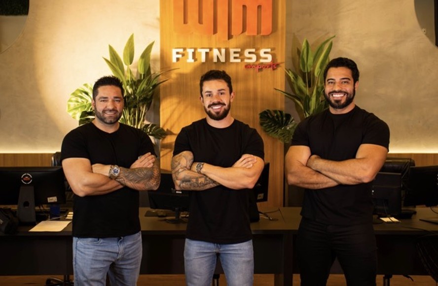 Equipe da WTM Fitness em frente à base de equipamentos em Franca