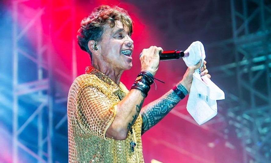 Netinho durante apresentação musical