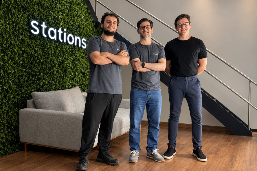 Equipe da Stations Cloud discutindo desenvolvimento de plataforma