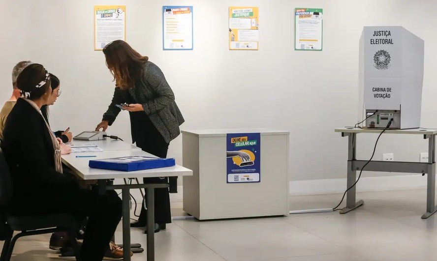 Urna eletrônica brasileira em ambiente corporativo