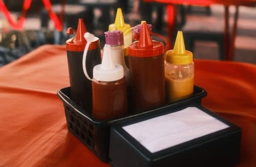Garrafa de molho sendo servida em restaurante
