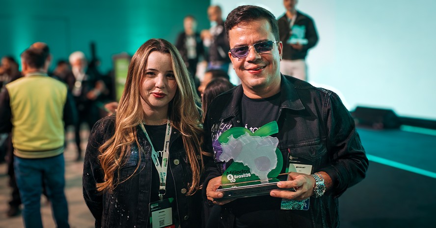 Cofundadores da Átomo Pay segurando troféu do prêmio Afiliados Brasil 2026