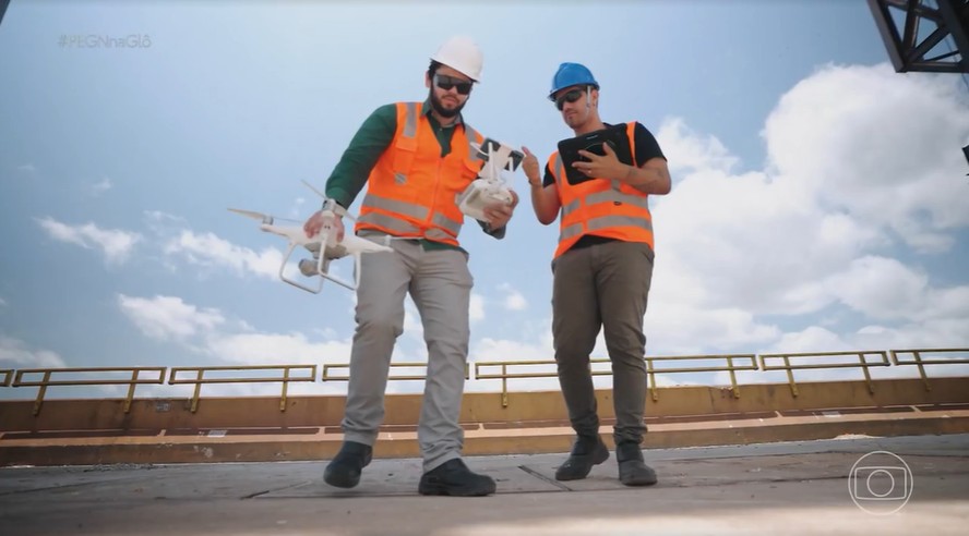 Drone sobrevoando navio cargueiro no porto