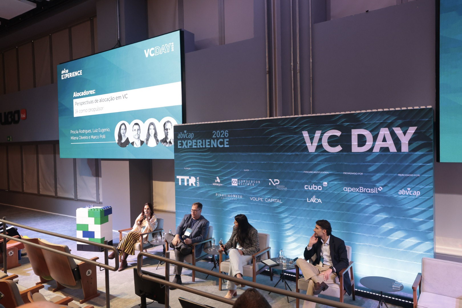 Executivos debatendo sobre Venture Capital e IA no evento VC Day