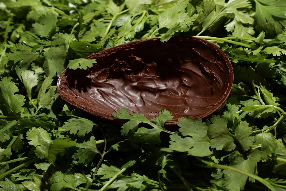 Ovo com brigadeiro de coentro é uma das apostas deste ano — Foto: Camila Rodrigues