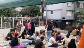 Farmácia no centro de Porto Alegre vira ponto de recarga de celulares