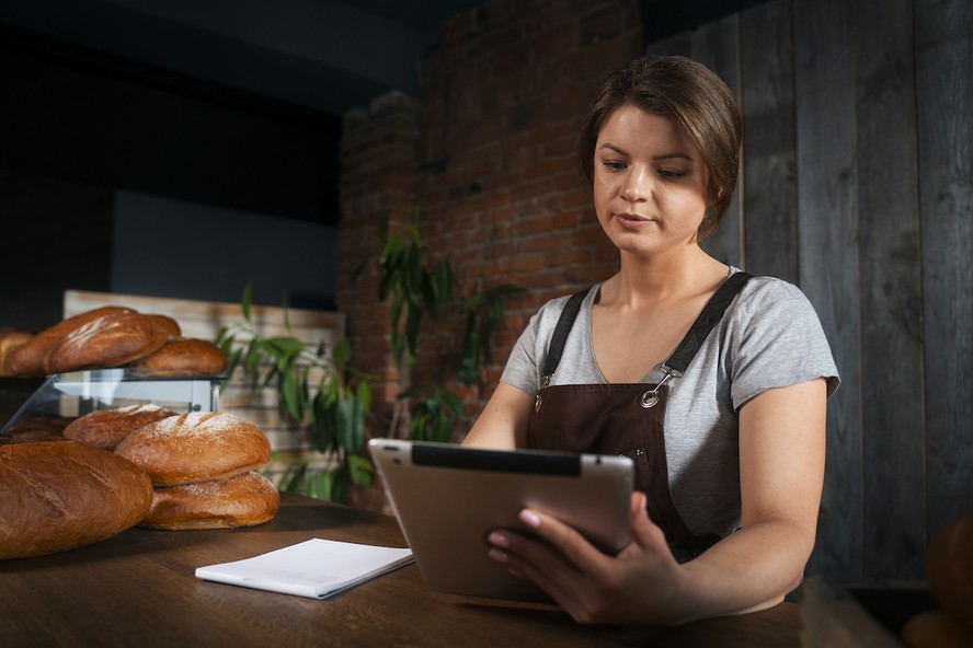 Profissionais de restaurante ajustando escalas de trabalho