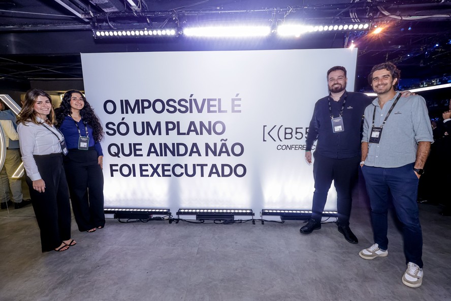 Plataforma digital da startup Oppem mostrando gestão de contratos industriais