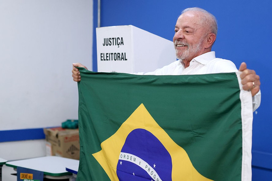 Luiz Inácio Lula da Silva discursando sobre políticas econômicas