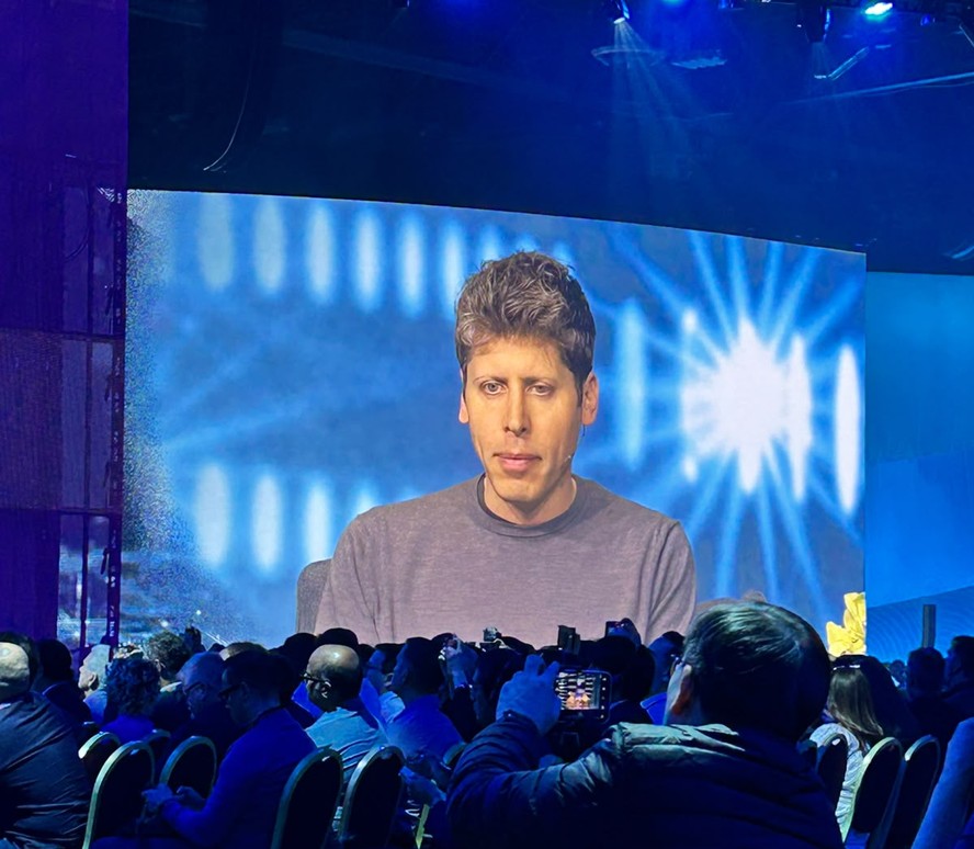 Sam Altman palestrando no evento AI World em Las Vegas