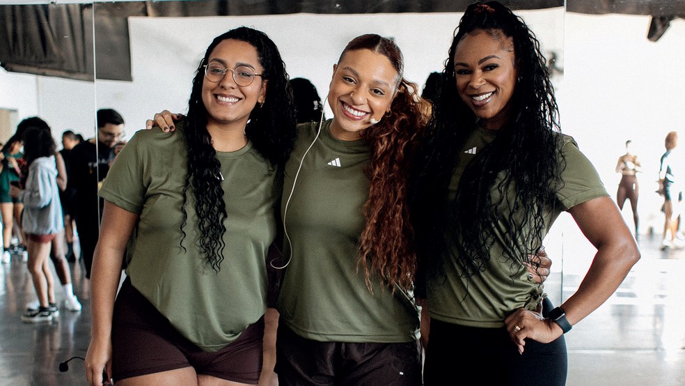 AO SOM DO HIP HOP  - Juliana Oliveira (ao centro) se juntou a Juliane Silva (à esq.) e Caroline Araújo para formar o HipHop Workout Collective, cujas aulas atraem em média 150 alunas — Foto: Divulgação